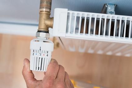Checking radiator temperature to identify cold spots before bleeding